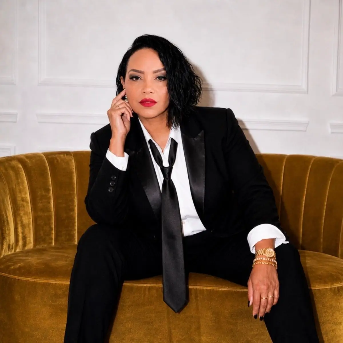 Leah Carter helping women how to start a business with AIto build income, freedom, and wealth through entrepreneurship.